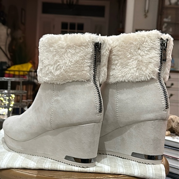 🪧 DKNY Women’s Nadra Faux Fur Wedge Booties in Vanilla Faux Suede, Size 9.5 - Picture 8 of 16
